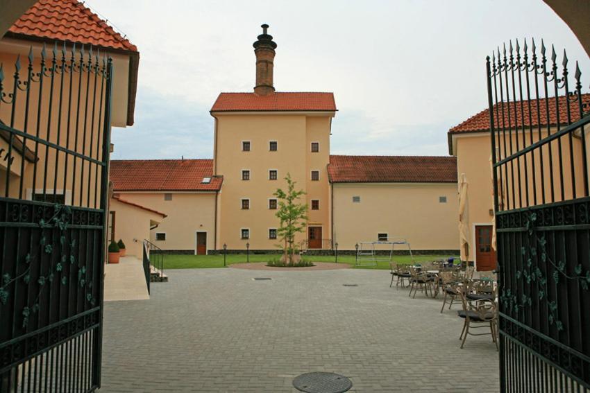 Chateau Krakovany Ngoại thất bức ảnh